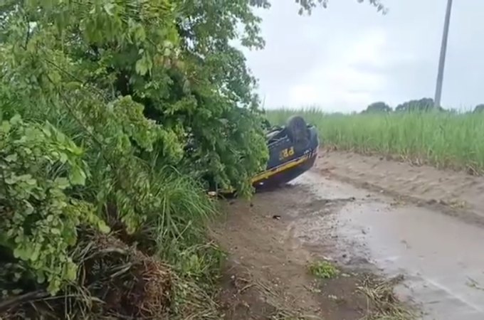 Viatura da PRF com três agentes capota após aquaplanar em Teotônio Vilela
