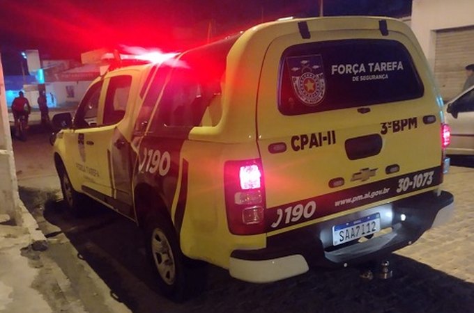 Homem é preso após tentar estrangular esposa com fio e agredi-la, em Arapiraca