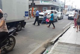 Automóvel colide em traseira de caminhão no Centro de Arapiraca