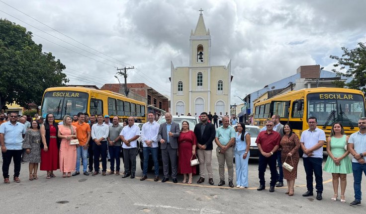 Inaugurações e entregas de veículos marcam festividade de 72 anos de Feira Grande; assista