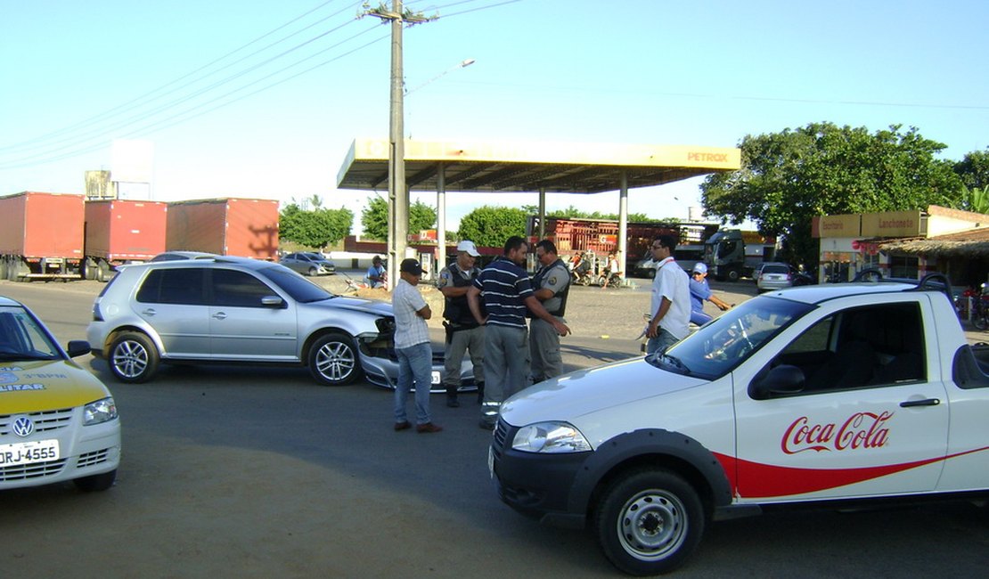 Motorista desatencioso causa acidente no Distrito Industrial em Arapiraca