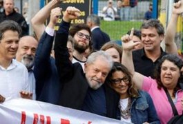 Após 580 dias preso, Lula deixa a carceragem de Curitiba