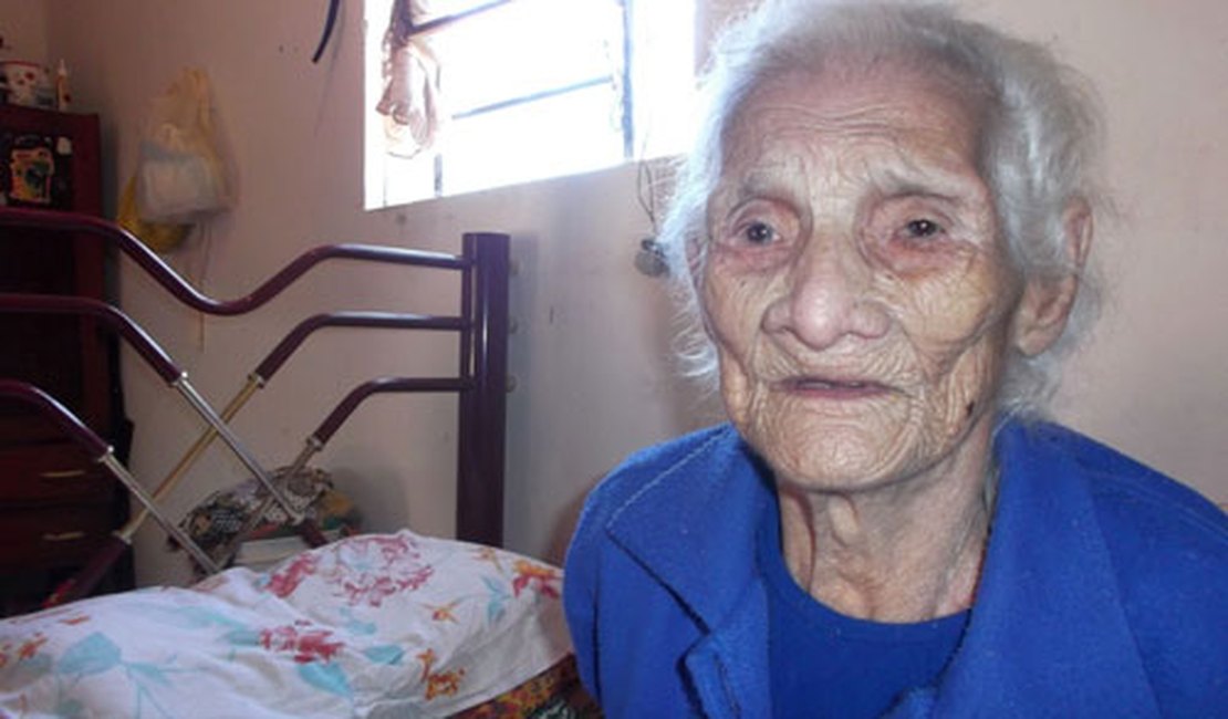 Idosa de 120 anos tem aposentadoria cortada por 'ser velha demais'
