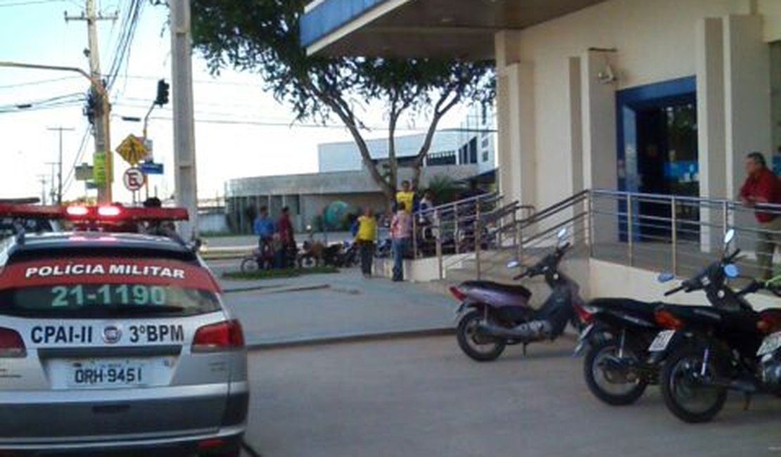 Homem com problemas mentais invade agência bancária e ameaça populares, em Arapiraca