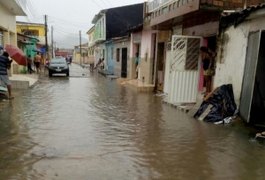 Após fortes chuvas, rio em São Miguel sobe e deixa desalojados