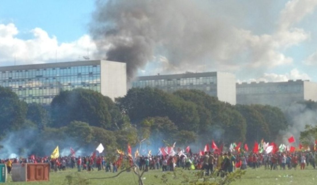 Urgente: dois ministérios são incendiados em Brasília; governo evacua prédios