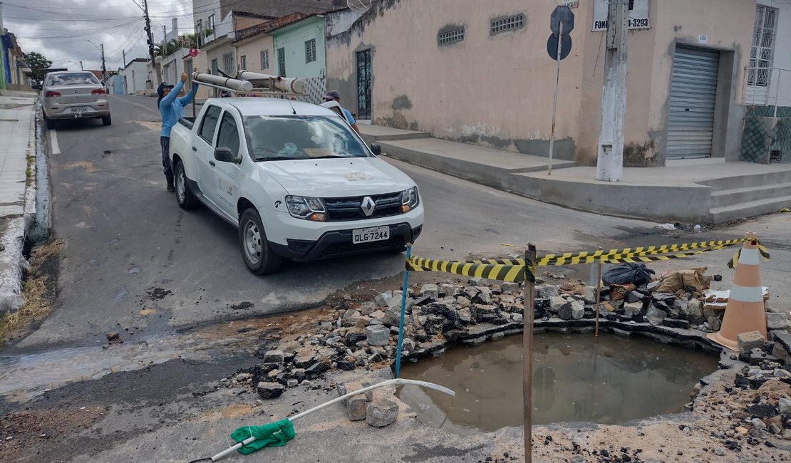 Após buraco viralizar, Casal informa que equipe está trabalhando em vazamento no bairro Brasília