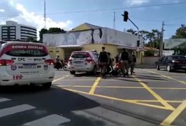 Duas pessoas ficam feridas em colisão de moto e ambulância do SAMU