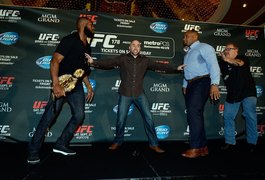 Jon Jones x Daniel Cormier brigam feio em encarada promocional do UFC 178