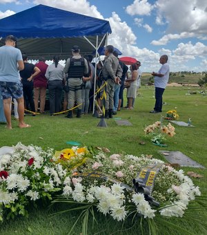 Cabo da PM Moisés é sepultado em cemitério de Arapiraca na manhã deste domingo (7)