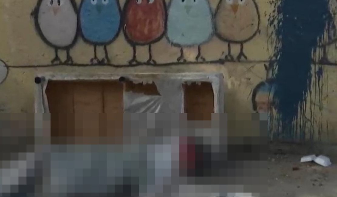 Corpo de mulher assassinada é enrolado em lona e deixado na calçada de escola, em Maceió