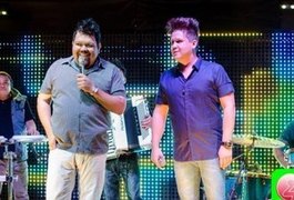 [Vídeo] Dupla sertaneja é detida em show por suspeita de apologia às drogas