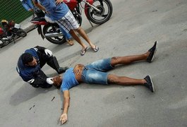 Pai e filho ficam feridos após colisão entre moto e carro em Arapiraca