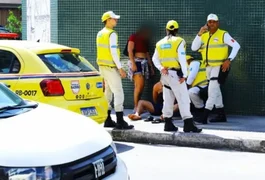 Suspeito de tráfico é preso com moto roubada na capital alagoana