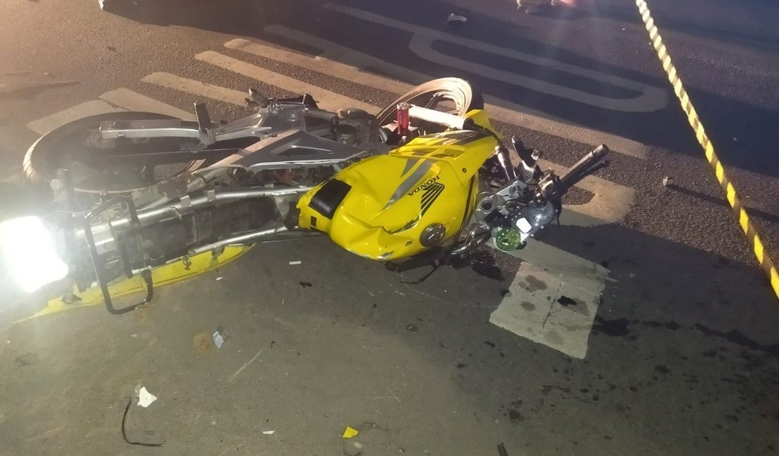 Colisão entre moto e caminhão deixa dois mortos na BR 101, em São Sebastião