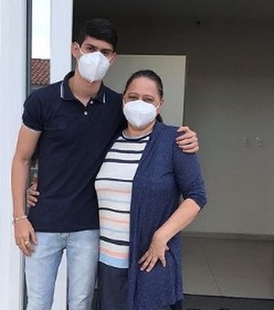Dois dias após alta hospitalar, mãe de cantor arapiraquense morre em Maceió