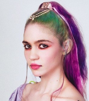 Cantora Grimes diz que “finalmente” está com Covid-19 e “estranhamente gostando”