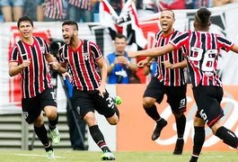 Com time misto, São Paulo vence Santos e garante vaga na Libertadores