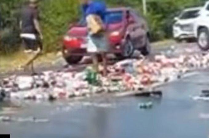 Carga de cerveja se espalha na AL-101 Sul após acidente e popular saqueia parte dos produtos