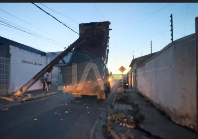 Caçamba de caminhão atinge rede elétrica e deixa moradores sem energia em Arapiraca
