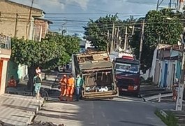Vídeo. Asfalto cede e caminhão do lixo fica preso em rua de Arapiraca