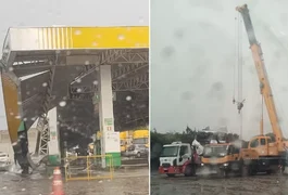 Cobertura de posto de combustíveis em Maceió desaba durante forte ventania
