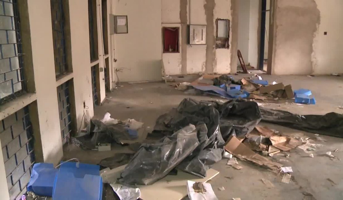 Prédio da Receita Federal abandonado gera insegurança no centro de Arapiraca