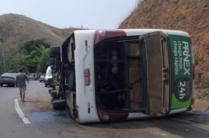 No RJ, ônibus com time de futebol americano tomba e mata 3 pessoas