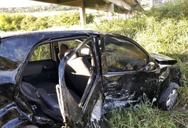 Motorista fica ferido após carro colidir com mureta e cair de ponte, em Jequiá da Praia