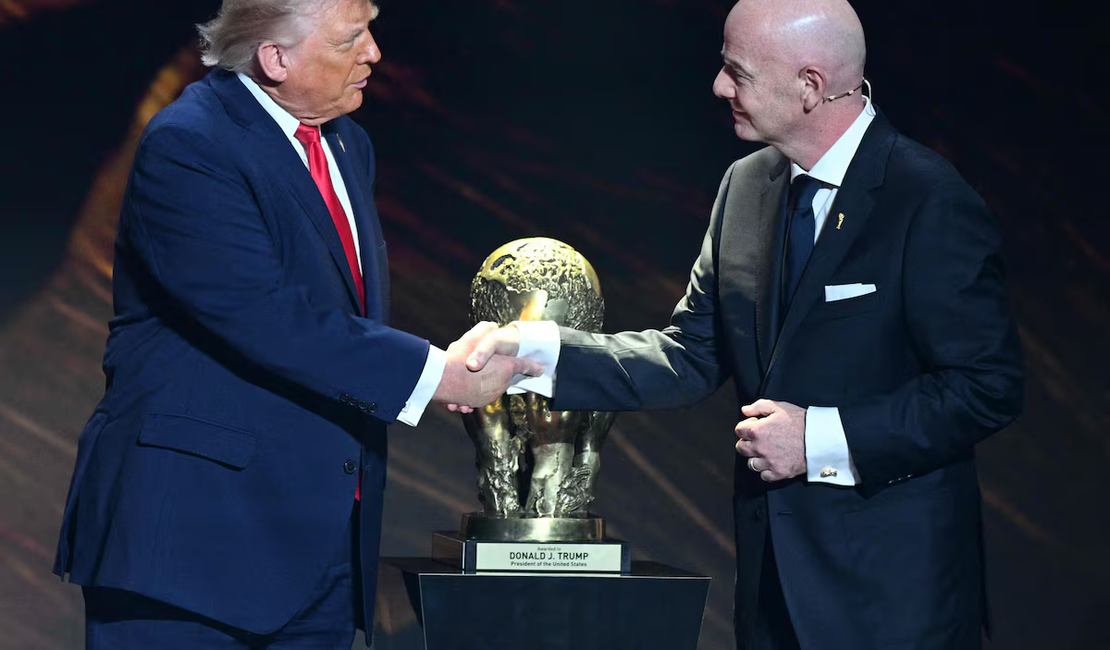 Trump recebe o Prêmio da Paz da Fifa durante o sorteio dos grupos da Copa do Mundo 2026