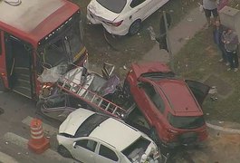 Veículo fica espremido em acidente envolvendo ônibus e cinco carros, em SP