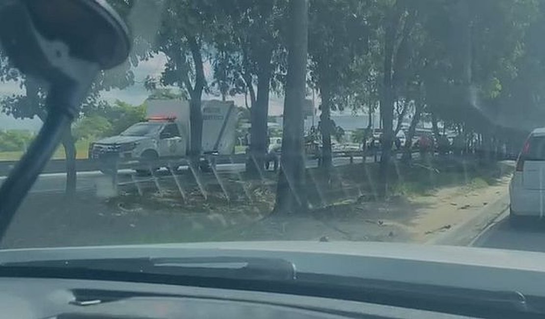 Acidente entre carro e moto deixa jovem de 20 anos morto