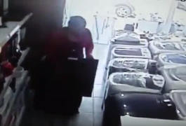 VÍDEO. Mulher é flagrada por câmera de segurança escondendo TV embaixo da saia