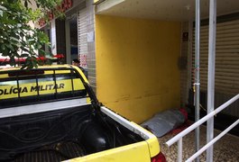 Morador de rua é encontrado morto com tiro na cabeça na Praça Manoel André, em Arapiraca