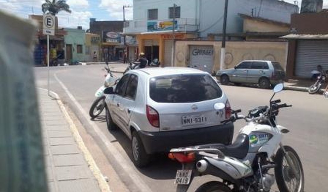 Agentes da SMTT abordam veículo com placa adulterada em Arapiraca