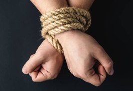 Desconfiada de traição, mulher propõe 'algo diferente' e esfaqueia namorado após amarrá-lo