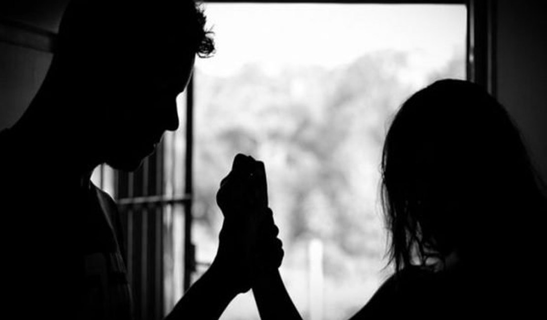 Fiel acusa pastor evangélico de estuprá-la após pedido de oração pelo marido