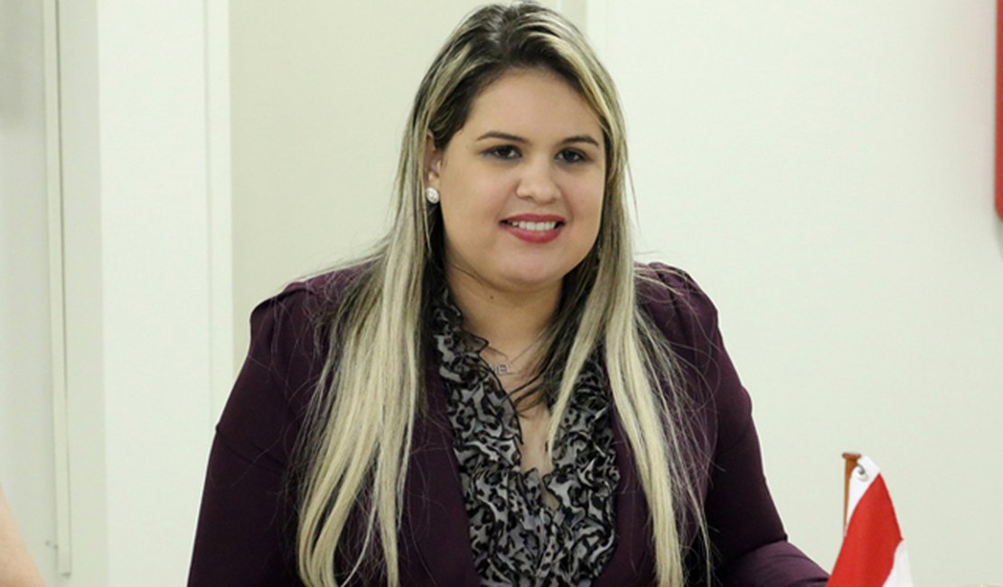 Justiça bloqueia bens da secretária de Cultura Melina Freitas
