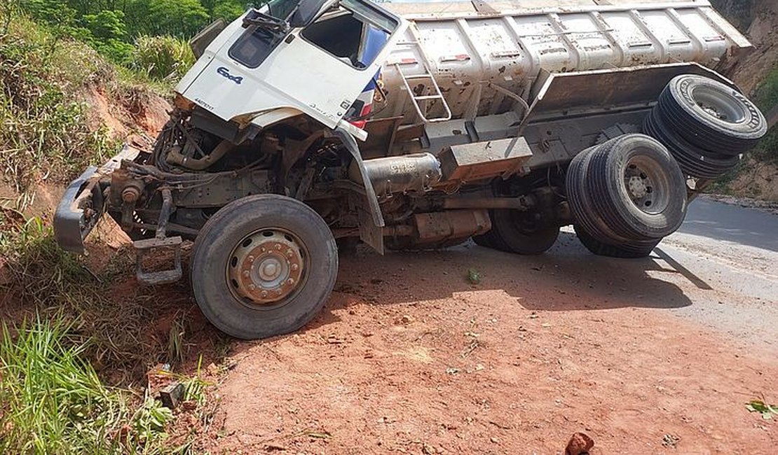 Caminhoneiro fica ferido após caminhão tombar na AL 105, em Maceió