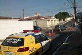 Condutor avança preferencial e colide com outro veículo em Arapiraca