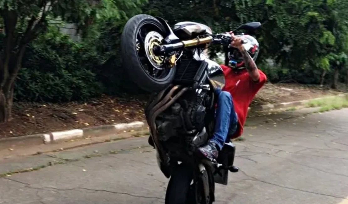 Polícia flagra adolescente 'dando grau' em motocicleta no Jardim Tropical