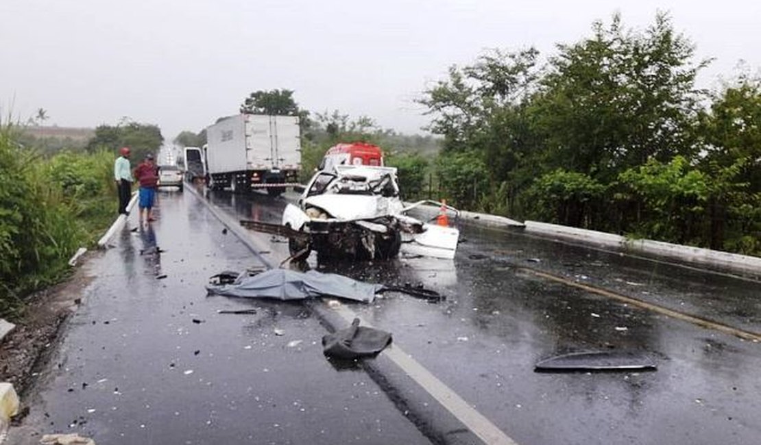 Motorista morre após colisão entre carro de passeio e caminhão na BR-104, em União dos Palmares