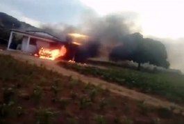Homem embriagado ameaça familiares e ateia fogo na casa e no carro, em Igaci