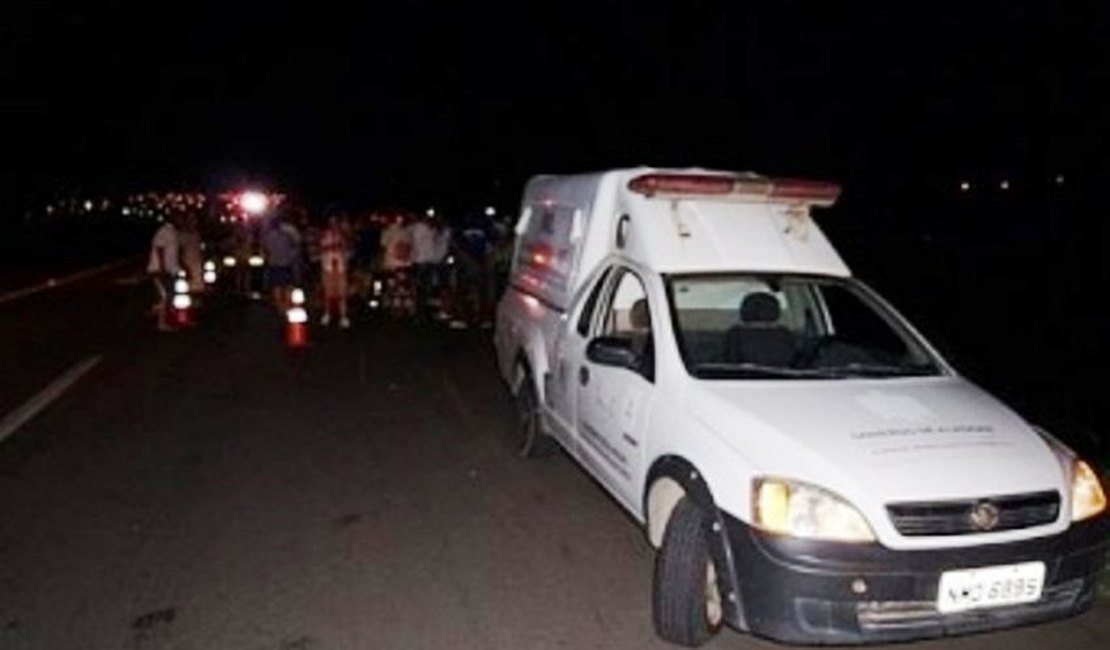 Grave acidente envolvendo uma motocicleta deixa duas pessoas mortas na AL-460