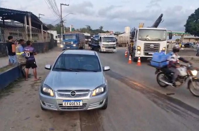 Acidente entre caminhões e carro de passeio causa congestionamento em rodovias de Arapiraca
