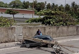 Motorista de caminhão perde controle do veículo, bate em carro e derruba postes, em Maceió
