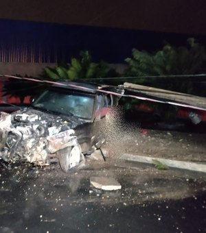 Vídeo. Ex-militar morre eletrocutado após colidir carro em muro e em poste, em Arapiraca