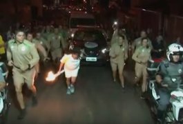 VÍDEO: Dona de famosa rede de lojas cai com tocha olímpica durante percurso