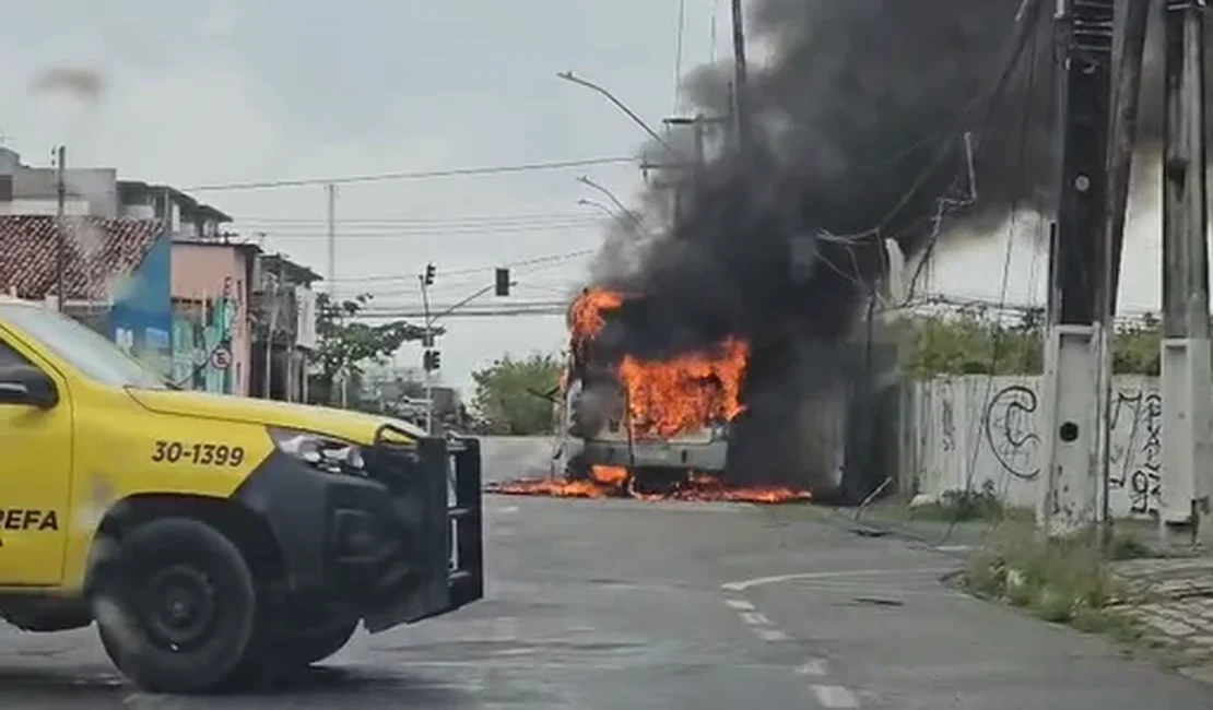 Passageiros escapam minutos antes das chamas se alastrarem em ônibus em Maceió