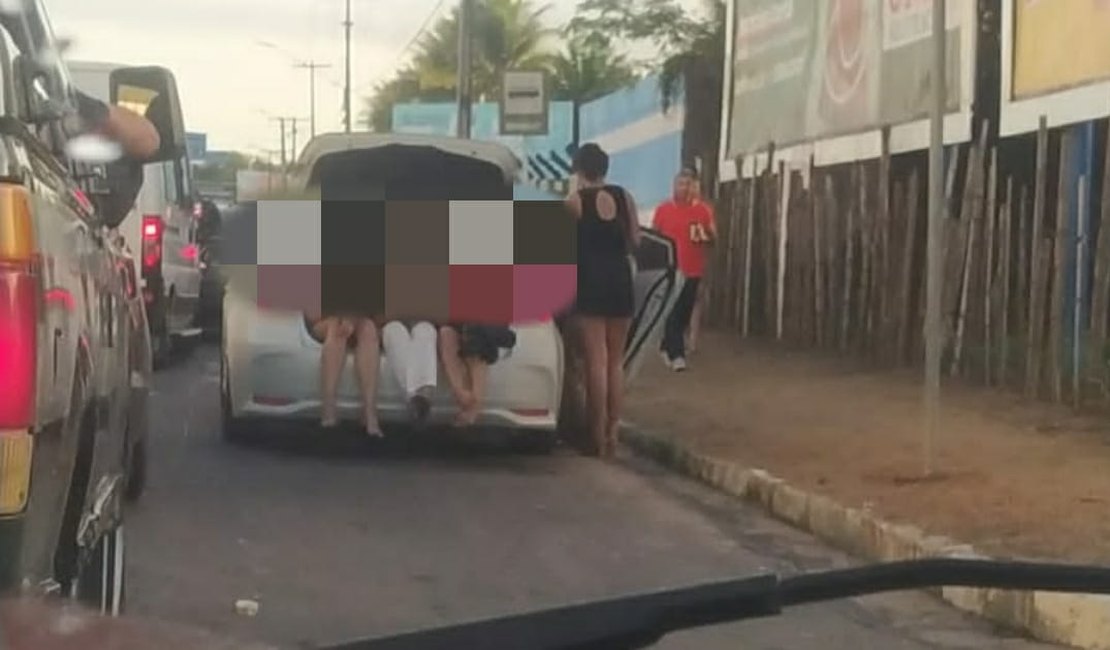 Vídeo: Mulheres 'pegam carona' em porta-malas de carro em Arapiraca